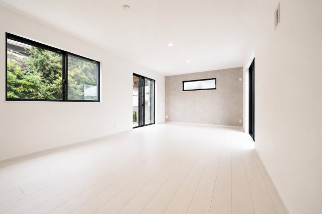 【高台の開放感を暮らしに】土地57坪超×眺望良好×18.4帖LDK｜穏やかな第1種低層住宅街の新築戸建て★仲介手数料無料★の居間・リビング|二面採光のリビングは風通しも良好。アクセントクロスが空間に上質感をプラスし、ゆったりと寛げる住空間です。