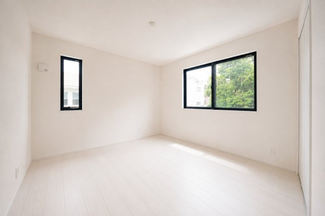 【高台の開放感を暮らしに】土地57坪超×眺望良好×18.4帖LDK｜穏やかな第1種低層住宅街の新築戸建て★仲介手数料無料★の洋室|【6.3帖洋室】大きな窓から景色を望める約6.3帖の洋室。シンプルで家具配置もしやすく、主寝室としてもおすすめのお部屋です。