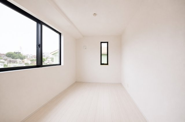 【高台の開放感を暮らしに】土地57坪超×眺望良好×18.4帖LDK｜穏やかな第1種低層住宅街の新築戸建て★仲介手数料無料★の洋室|【5.0帖洋室】二面採光で明るさを確保した約5.0帖の洋室。子ども部屋やテレワークスペースなど、多目的に活用できます。