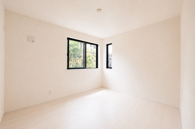 【高台の開放感を暮らしに】土地57坪超×眺望良好×18.4帖LDK｜穏やかな第1種低層住宅街の新築戸建て★仲介手数料無料★の洋室|二面採光で明るさと風通しを確保した約5.4帖の洋室。シンプルな間取りで、子ども部屋や書斎としても使いやすい空間です。