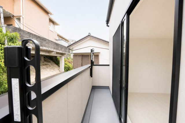 【高台の開放感を暮らしに】土地57坪超×眺望良好×18.4帖LDK｜穏やかな第1種低層住宅街の新築戸建て★仲介手数料無料★のバルコニー|2部屋から出入り可能なバルコニー。洗濯物もたっぷり干せる広さがあり、風通しも良好です。