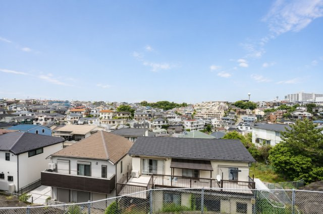 【高台の開放感を暮らしに】土地57坪超×眺望良好×18.4帖LDK｜穏やかな第1種低層住宅街の新築戸建て★仲介手数料無料★の展望|高台ならではの開放感ある眺望。周囲の街並みを見渡せるロケーションで、空の広さも感じられます。