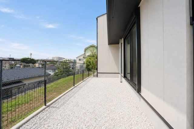 【高台の開放感を暮らしに】土地57坪超×眺望良好×18.4帖LDK｜穏やかな第1種低層住宅街の新築戸建て★仲介手数料無料★の庭|リビング前には開放感あるお庭スペースを確保。ガーデニングやお子さまの遊び場としても活用できます。