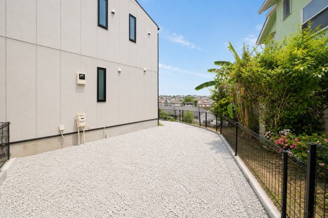 【高台の開放感を暮らしに】土地57坪超×眺望良好×18.4帖LDK｜穏やかな第1種低層住宅街の新築戸建て★仲介手数料無料★の庭|陽当たりと開放感を感じられるお庭空間。チェアを置いて寛いだり、家庭菜園なども楽しめそうです。