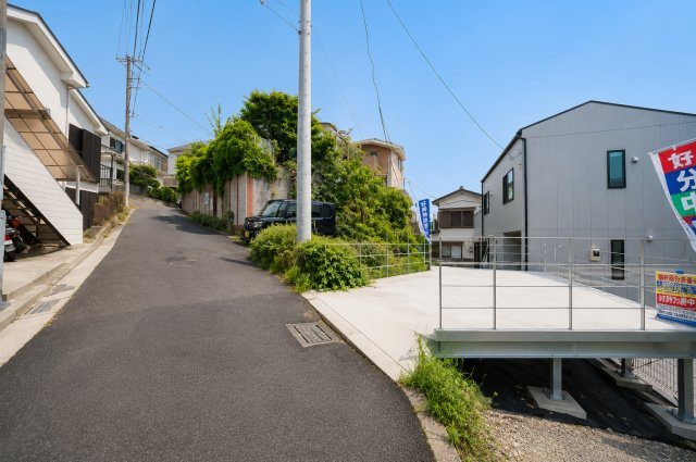 【高台の開放感を暮らしに】土地57坪超×眺望良好×18.4帖LDK｜穏やかな第1種低層住宅街の新築戸建て★仲介手数料無料★の前面道路含む現地写真|周辺は落ち着いた住宅街が広がる穏やかな住環境。高台ならではの開放感もあり、静かに暮らしたい方におすすめの立地です。