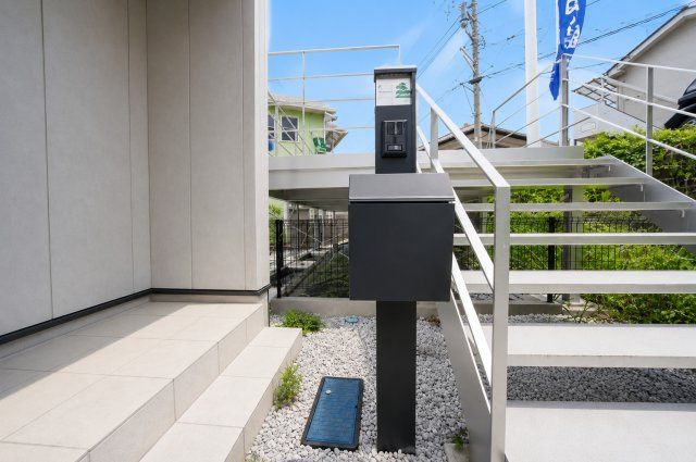 【高台の開放感を暮らしに】土地57坪超×眺望良好×18.4帖LDK｜穏やかな第1種低層住宅街の新築戸建て★仲介手数料無料★の設備|シンプルで洗練されたデザインのポストを採用。外観と調和する落ち着いた色合いで、毎日の使い勝手にも配慮されたスマートな仕様となっています。
