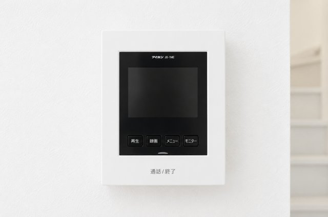 【高台の開放感を暮らしに】土地57坪超×眺望良好×18.4帖LDK｜穏やかな第1種低層住宅街の新築戸建て★仲介手数料無料★のセキュリティ|来訪者の顔を確認できるTVモニター付きインターフォン。防犯面にも配慮された設備です。