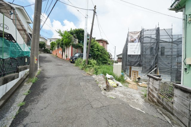 【横浜市保土ケ谷区鎌谷町148-2新築戸建て】★仲介手数料無料★（宮谷小学校・宮田中学校）の前面道路含む現地写真