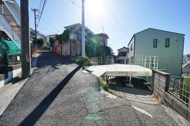 【横浜市保土ケ谷区鎌谷町148-2新築戸建て】★仲介手数料無料★（宮谷小学校・宮田中学校）の前面道路含む現地写真