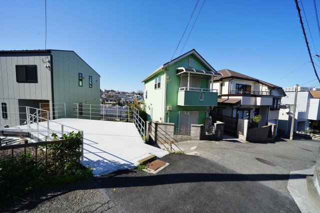 【横浜市保土ケ谷区鎌谷町148-2新築戸建て】★仲介手数料無料★（宮谷小学校・宮田中学校）の前面道路含む現地写真