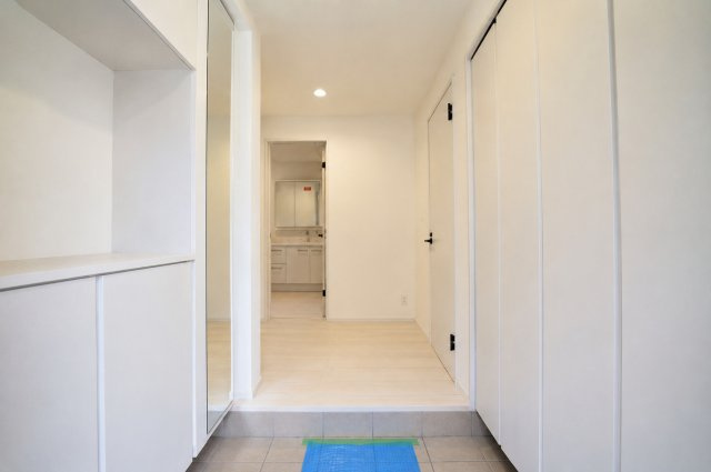 【高台の開放感を暮らしに】土地57坪超×眺望良好×18.4帖LDK｜穏やかな第1種低層住宅街の新築戸建て★仲介手数料無料★の玄関|白を基調とした明るく清潔感のある玄関スペース。大きなミラー付きシューズボックスを備え、スッキリ片付きます。