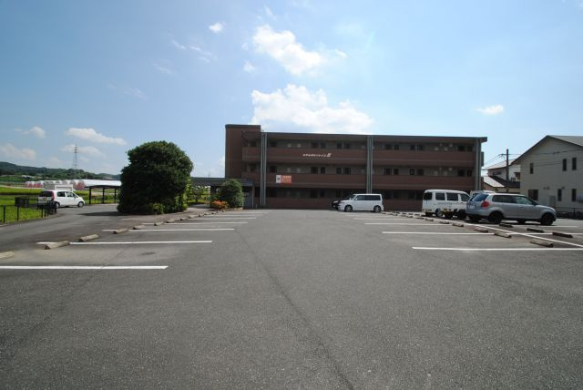 エテルネルソレイユⅢの駐車場