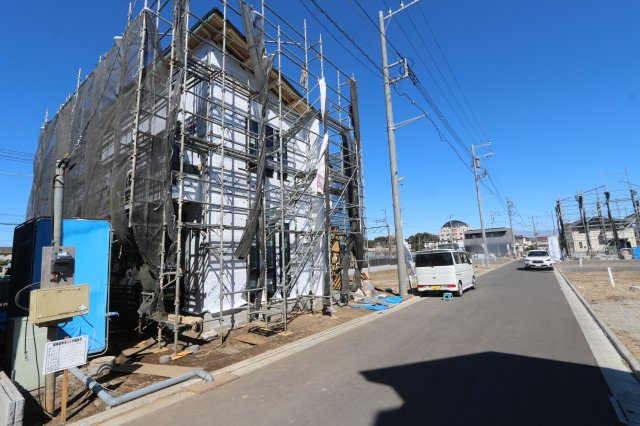 【Ville Clair】青梅街道駅－小平514期－の外観|換気・乾燥機能に加え、暖房・涼風機能も備えた浴室暖房乾燥機。夏は涼しい状態で、 冬は暖かい状態でお風呂に入れます。また、暖房をつけた状態で浴室のドアを開放しておくことで脱衣所も暖かくなります。