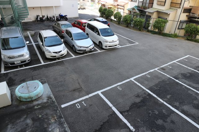 ルモン舞子の駐車場