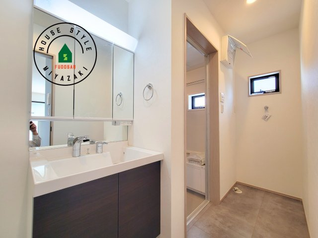 宮崎市フォレクス中西町第2-1棟（1号棟）の脱衣所|ゆとりの洗面スペースで朝の身支度もスムーズに。暮らしを快適に変えるシャワー付洗面台です！