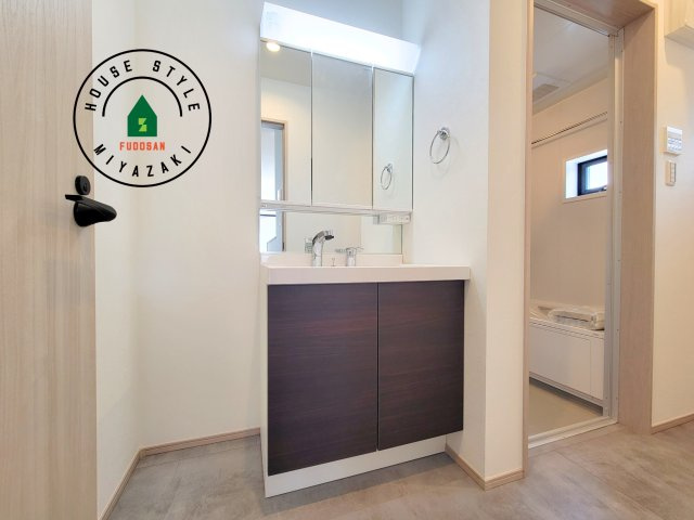 宮崎市フォレクス中西町第2-1棟（1号棟）の独立洗面台|毎日使うものだから清潔な空間を保ちたい水回り。洗面にはそんな願いを解消させてくれる収納アイデアが満載です。三面鏡の裏側にはキャビネットが現れ小物から背の高い物まで収納できます。