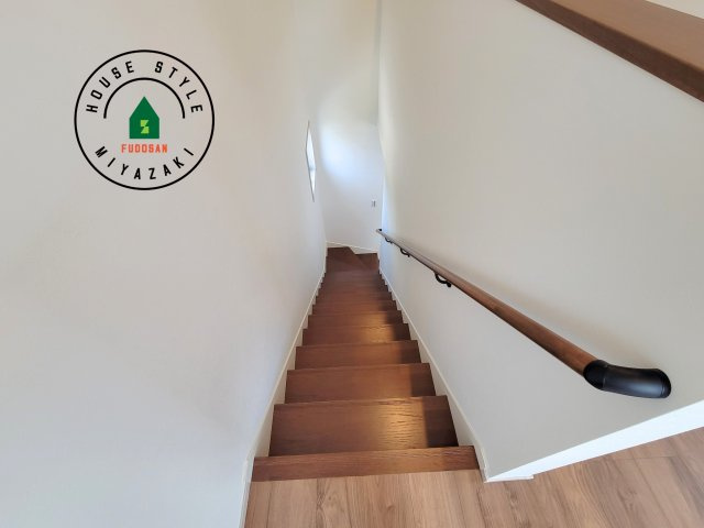 宮崎市フォレクス中西町第2-1棟（1号棟）の内装|階段からも明るい光が入ります。採光や通風も階段の重要な役割です。