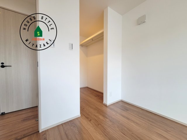 宮崎市フォレクス中西町第2-1棟（1号棟）の収納|洋服や大きな荷物が多い方や人数の多いご家族などは、一般的なクローゼットよりもウォークインクローゼットのほうが使い勝手が良いです。