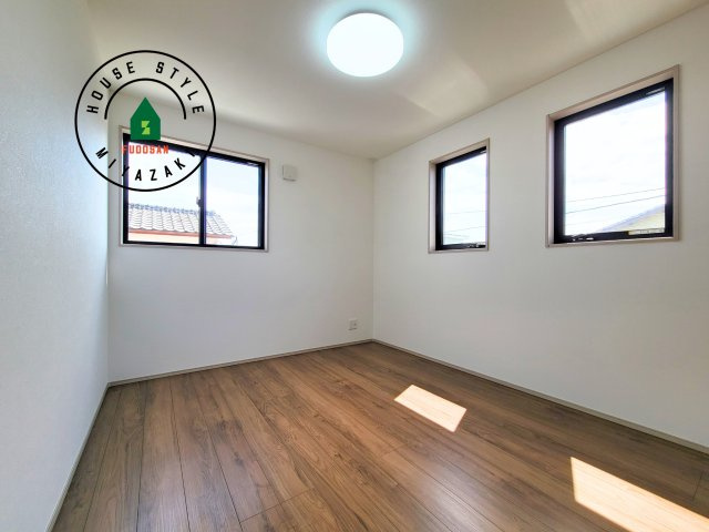 宮崎市フォレクス中西町第2-1棟（1号棟）の洋室|柔らかい陽光が差し込む明るいお部屋を演出する設計。彩光の取れる窓が気持ちの良いお部屋を創り上げます。