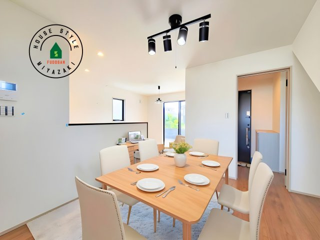 宮崎市フォレクス中西町第2-1棟（1号棟）の居間・リビング|明るく開放的なリビングダイニングは豊かな陽光が注ぎ込み、やすらぎの空間を演出してくれます。ご家族で楽しいひとときをお過ごし下さい。※家具はCGを合成したものです。同仕様写真