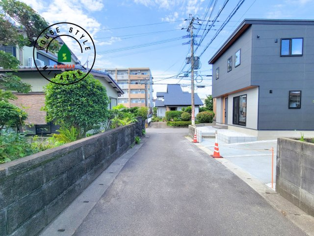宮崎市フォレクス中西町第2-1棟（1号棟）の前面道路含む現地写真|前面道路は閑静な住宅地をはしる車通りの少ない道路。お車の出し入れが苦手なママや小さなお子様にも安心ですね。しっかり舗装もされているので、ベビーカーや自転車で通っても快適に通行できます。