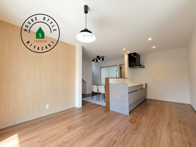 宮崎市フォレクス中西町第2-1棟（1号棟）の居間・リビング|キッチンからリビングをしっかり確認できます。家族の笑顔があふれる空間になりそうですね。