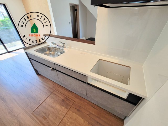 宮崎市フォレクス中西町第2-1棟（1号棟）のキッチン|キッチンからリビングをしっかり確認できます。