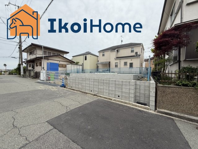 明石市東朝霧丘　1期　新築戸建の前面道路含む現地写真|北東側前面道路は6.2m幅で広々しています。駐車がし易く、車の対面のすれ違いも楽にできます。
