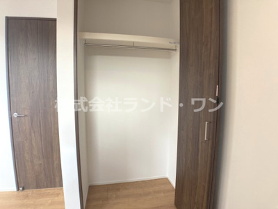 【収納】 | 所沢市上安松　全1棟 | ３F　約5.6帖の洋室にある収納