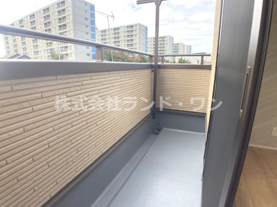 【バルコニー】 | 所沢市上安松　全1棟 | ３F　約5.6帖の洋室からのバルコニー