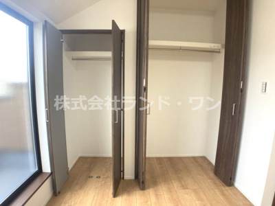 【収納】 | 所沢市上安松　全1棟 | ３F　約5.5帖の洋室にある収納