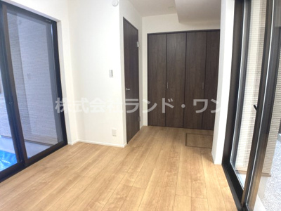 【洋室】 | 所沢市上安松　全1棟 | １F　約5.5帖の洋室