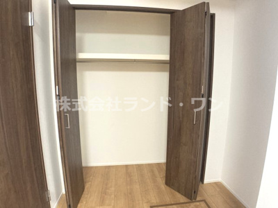 【収納】 | 所沢市上安松　全1棟 | １F　約5.5帖の洋室にある収納