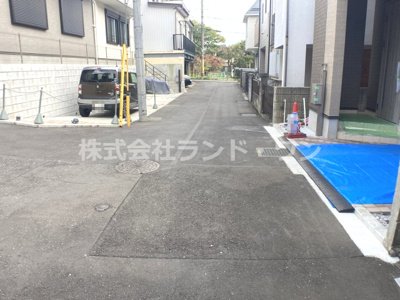【前面道路含む現地写真】 | 所沢市上安松　全1棟 | 接道：北東側　約4ｍ私道