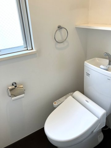 京王線急行停車駅「千歳烏山」駅6分　東京組施工中古戸建　車庫付き3LDKグルニエありのトイレ|2025年4月撮影　温水洗浄便座機能付き