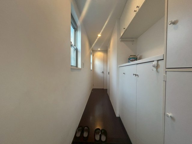 京王線急行停車駅「千歳烏山」駅6分　東京組施工中古戸建　車庫付き3LDKグルニエありの玄関