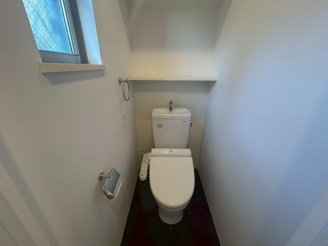 京王線急行停車駅「千歳烏山」駅6分　東京組施工中古戸建　車庫付き3LDKグルニエありのトイレ|2025年4月撮影　温水洗浄便座機能付き