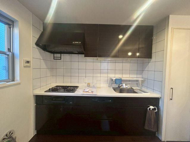 京王線急行停車駅「千歳烏山」駅6分　東京組施工中古戸建　車庫付き3LDKグルニエありのキッチン|2025年4月撮影　追い炊き機能・浴室乾燥機つきユニットバス