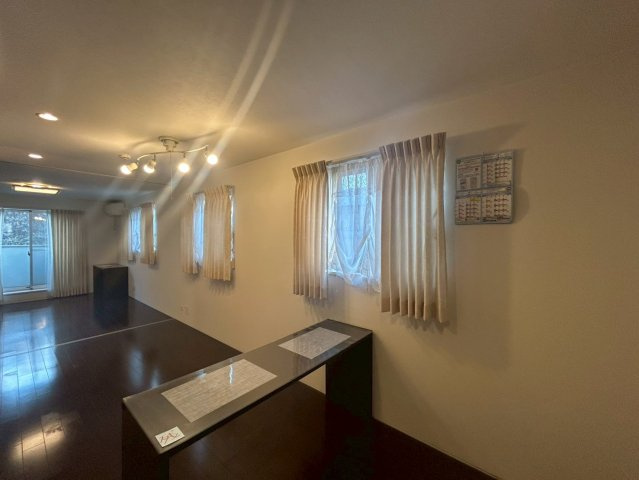 京王線急行停車駅「千歳烏山」駅6分　東京組施工中古戸建　車庫付き3LDKグルニエありの居間・リビング|2025年4月撮影　南西向きのLDKは日当り良好