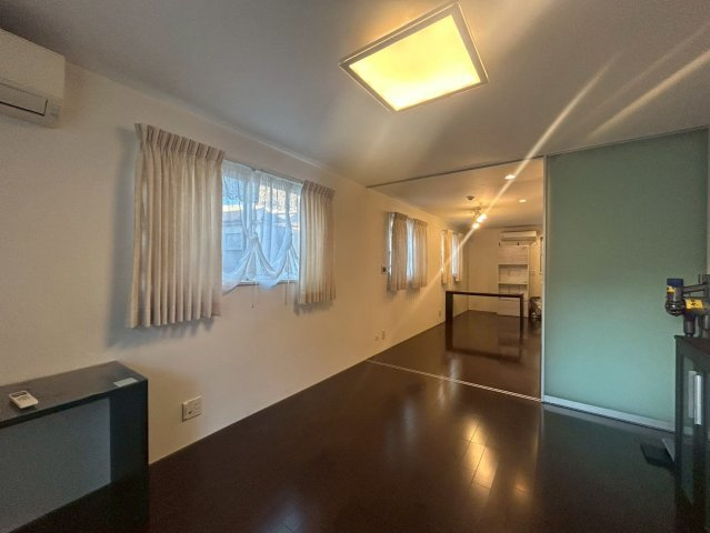 京王線急行停車駅「千歳烏山」駅6分　東京組施工中古戸建　車庫付き3LDKグルニエありの居間・リビング