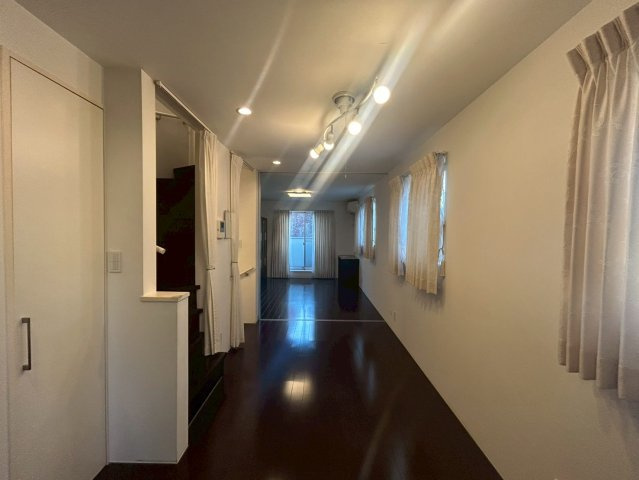 京王線急行停車駅「千歳烏山」駅6分　東京組施工中古戸建　車庫付き3LDKグルニエありの居間・リビング