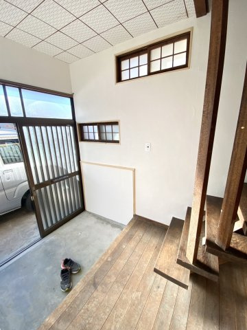 倉吉市余戸谷町戸建（収益物件）の玄関