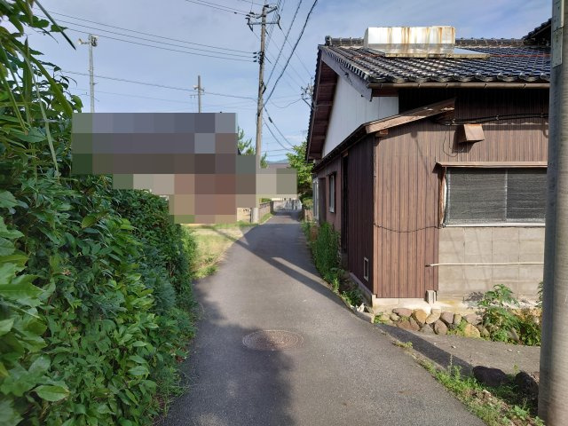 倉吉市小鴨中古住宅（収益物件）の前面道路含む現地写真