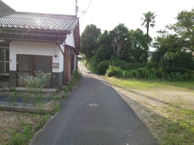 倉吉市小鴨中古住宅（収益物件）の前面道路含む現地写真