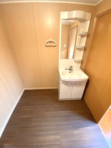 倉吉市小鴨中古住宅（収益物件）の独立洗面台