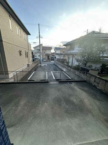 スマイルM&E西館の駐車場