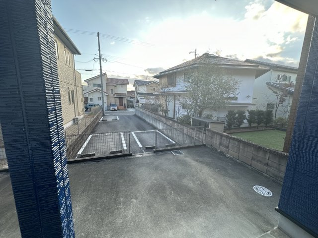 スマイルM&E西館の駐車場