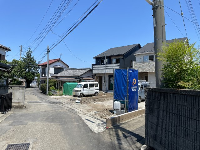 【前面道路含む現地写真】 | 本庄市東台１丁目　ブルーミングガーデン　新築戸建　全２棟　2号棟