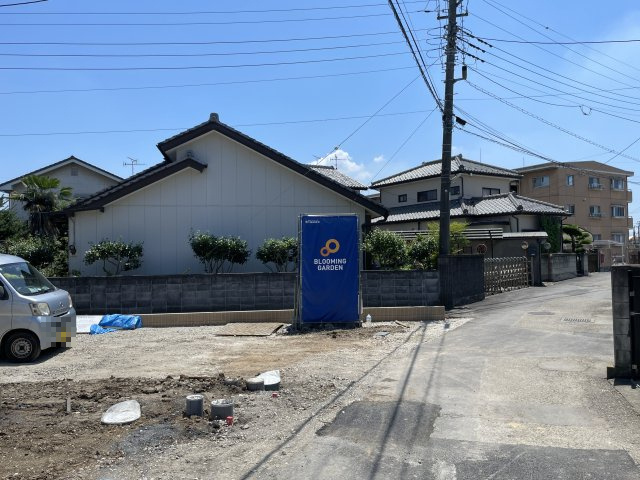 【前面道路含む現地写真】 | 本庄市東台１丁目　ブルーミングガーデン　新築戸建　全２棟　2号棟
