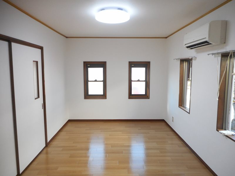 旭ヶ丘戸建の居間・リビング